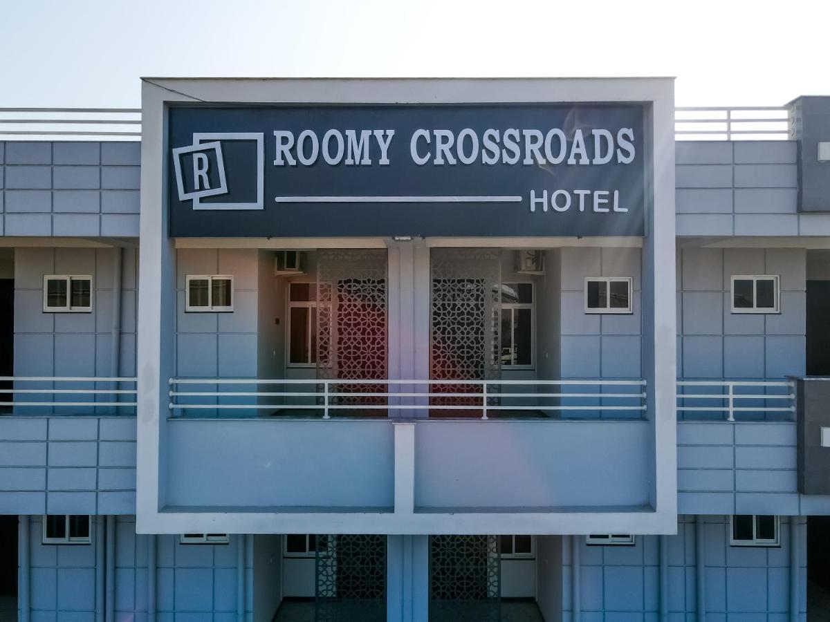 Roomy Crossroads Hotel, Peshawar Exteriör bild