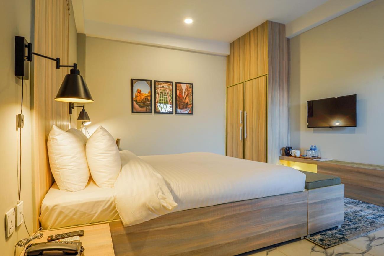 Roomy Crossroads Hotel, Peshawar Exteriör bild