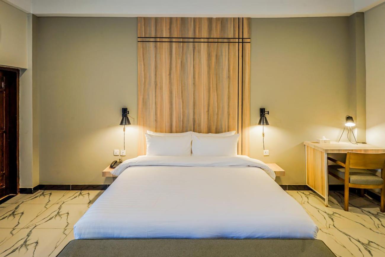 Roomy Crossroads Hotel, Peshawar Exteriör bild